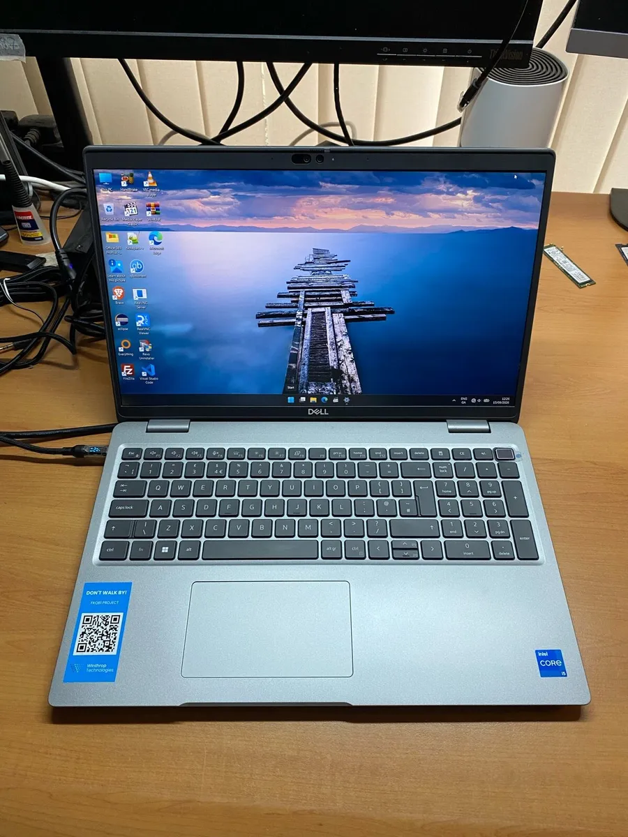 Dell laptop i5 pro 16/256 windows 11 - Image 1