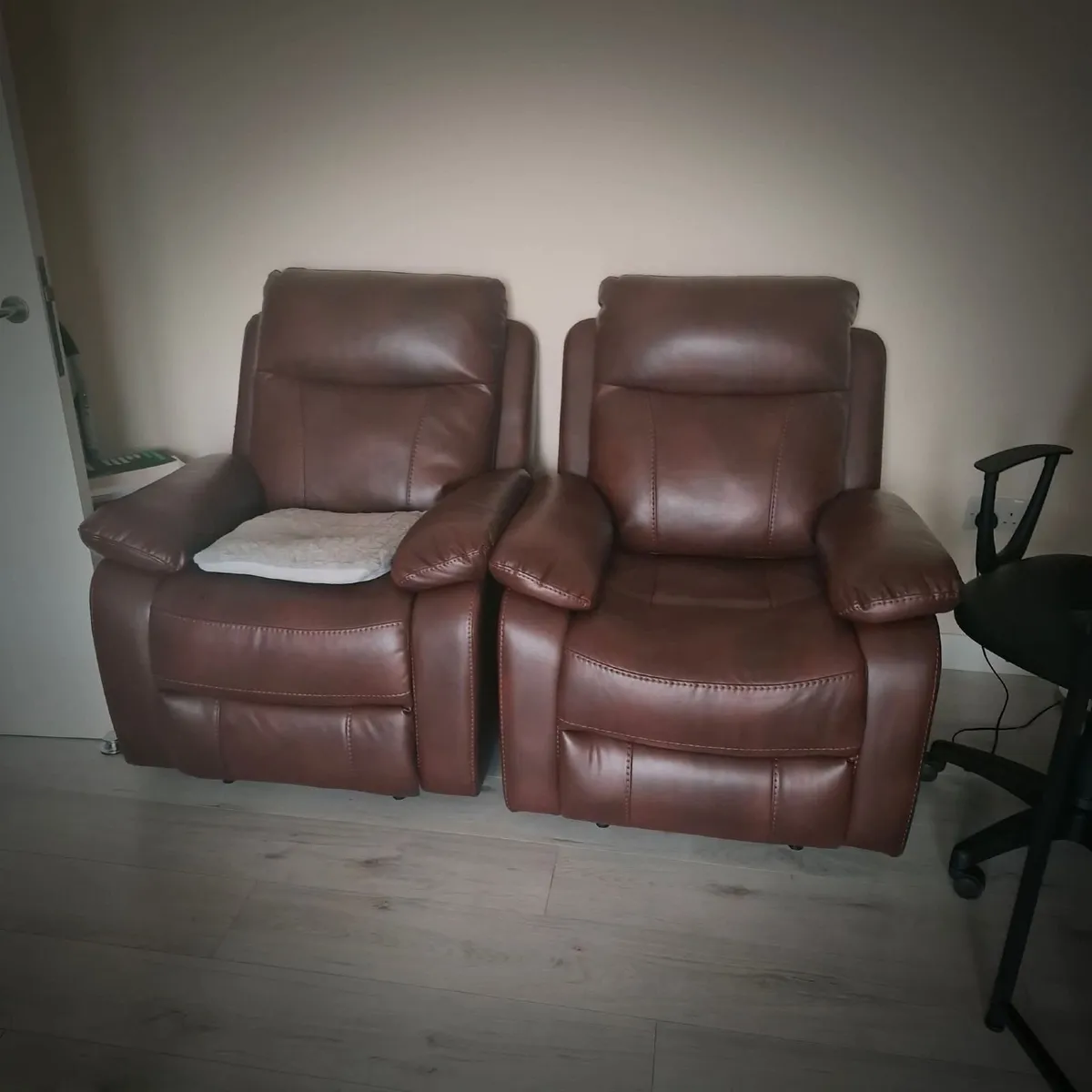 Leather Suite with Partial Manuel Recline - Image 1