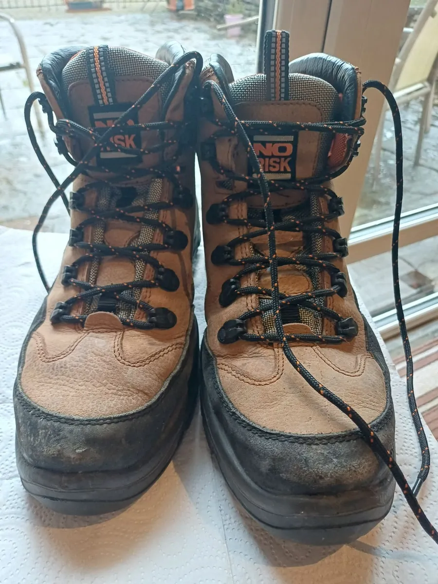 Safety boots - Image 1