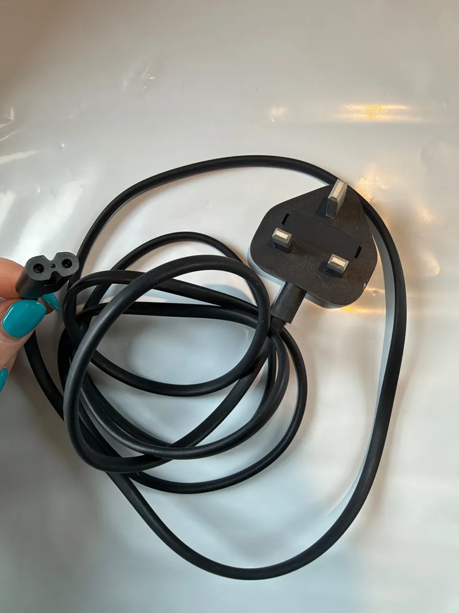 Phone & Laptop Chargers, Travel Adapters & Cables - Image 3
