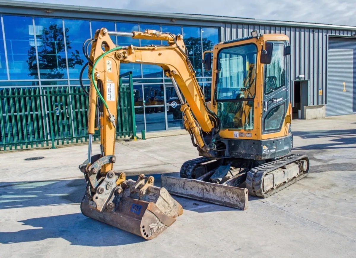 Hyundai Robex 25Z-9AK 2.7 Ton Mini Digger - Image 1