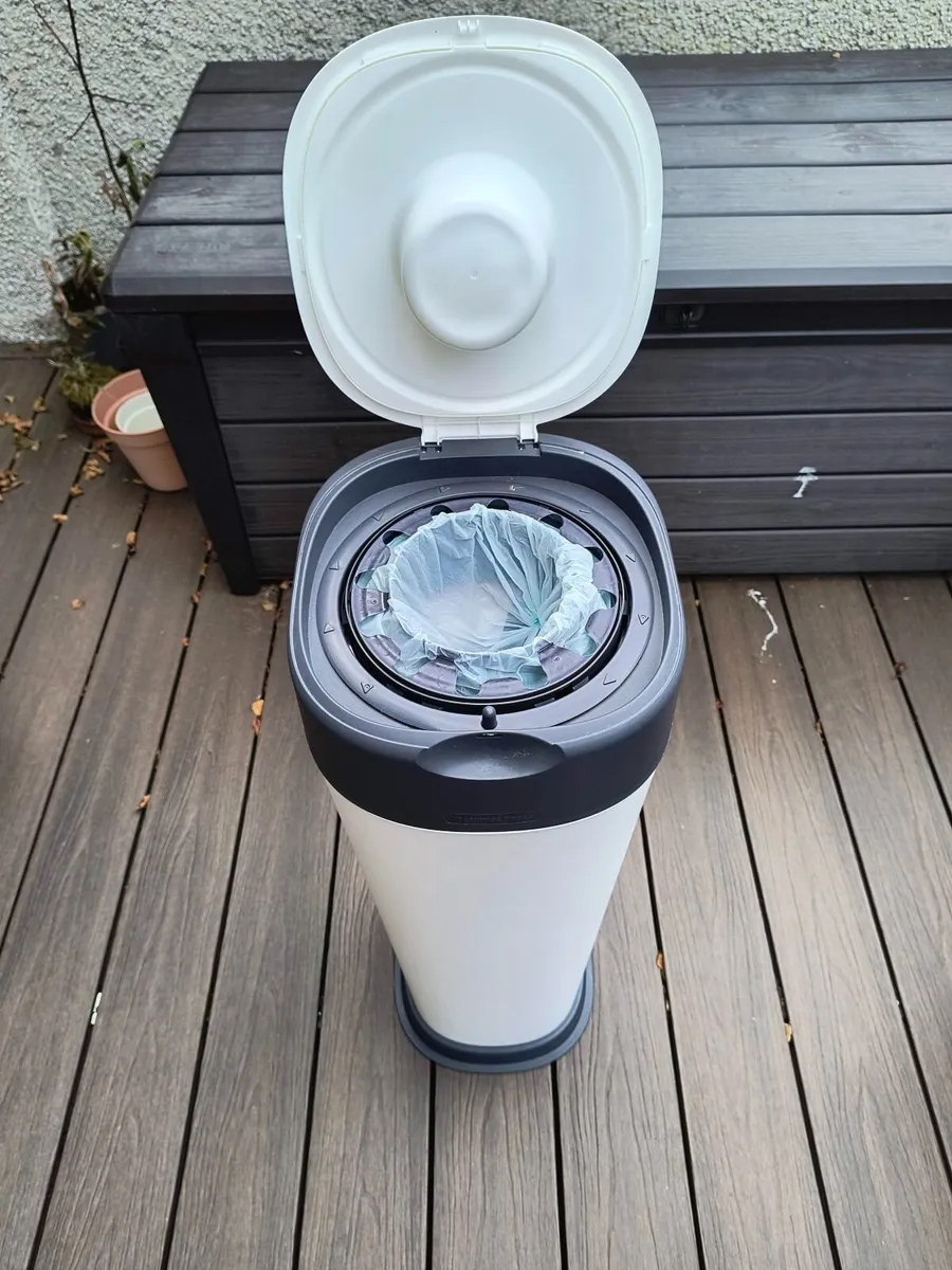 Tommee Tippee Twist & Click XL Nappy Bin - Image 3