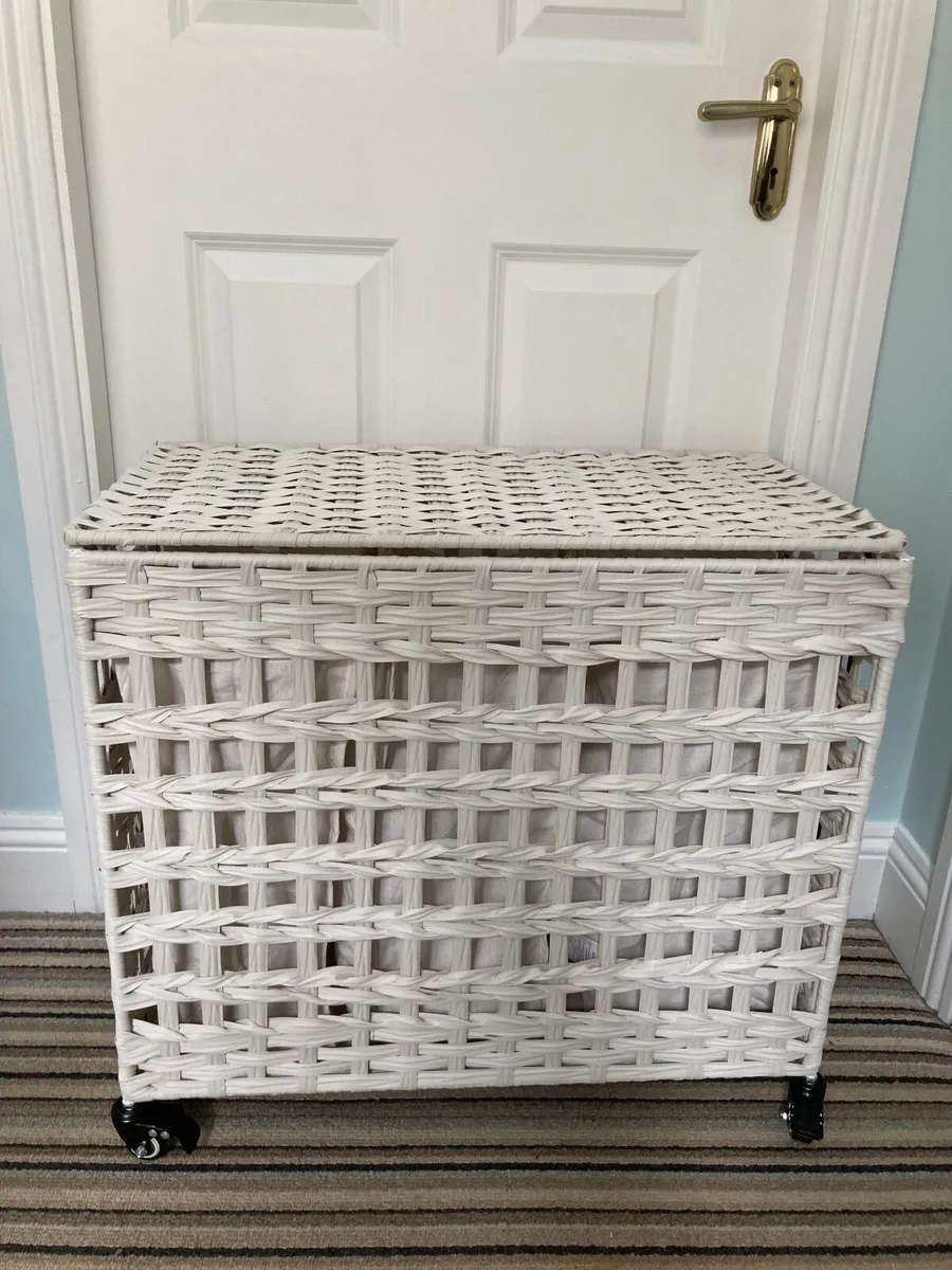New Songmics Laundry Hamper - Image 1
