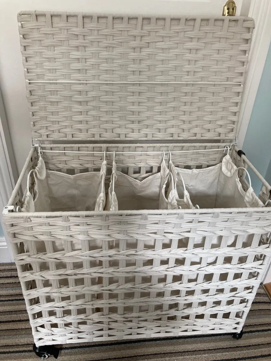 New Songmics Laundry Hamper - Image 3