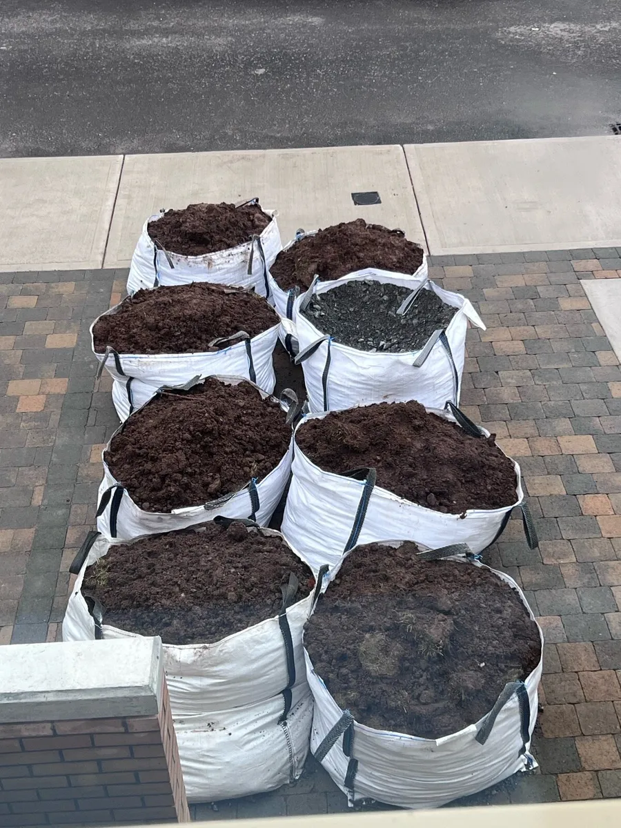 7 x 1 tonne sacs of topsoil
