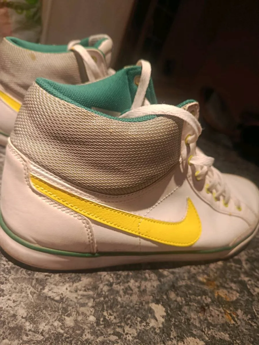 Nike runners size 10 - Image 2