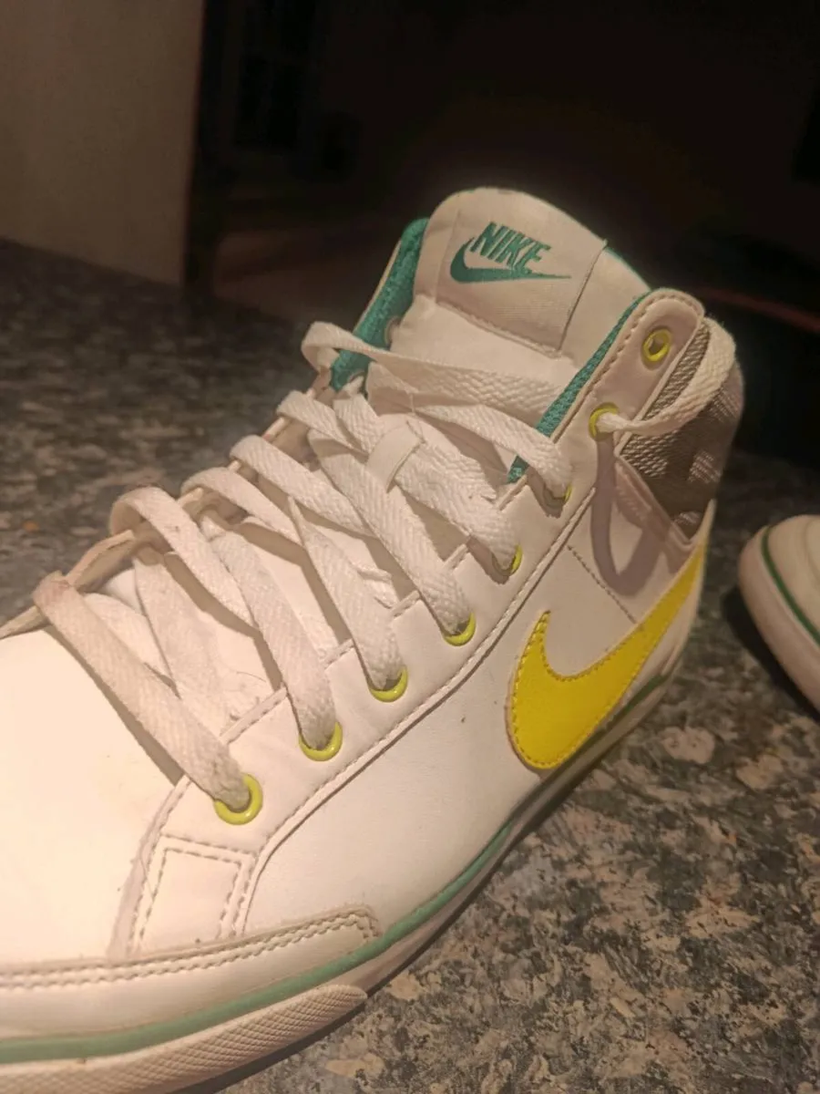 Nike runners size 10 - Image 4