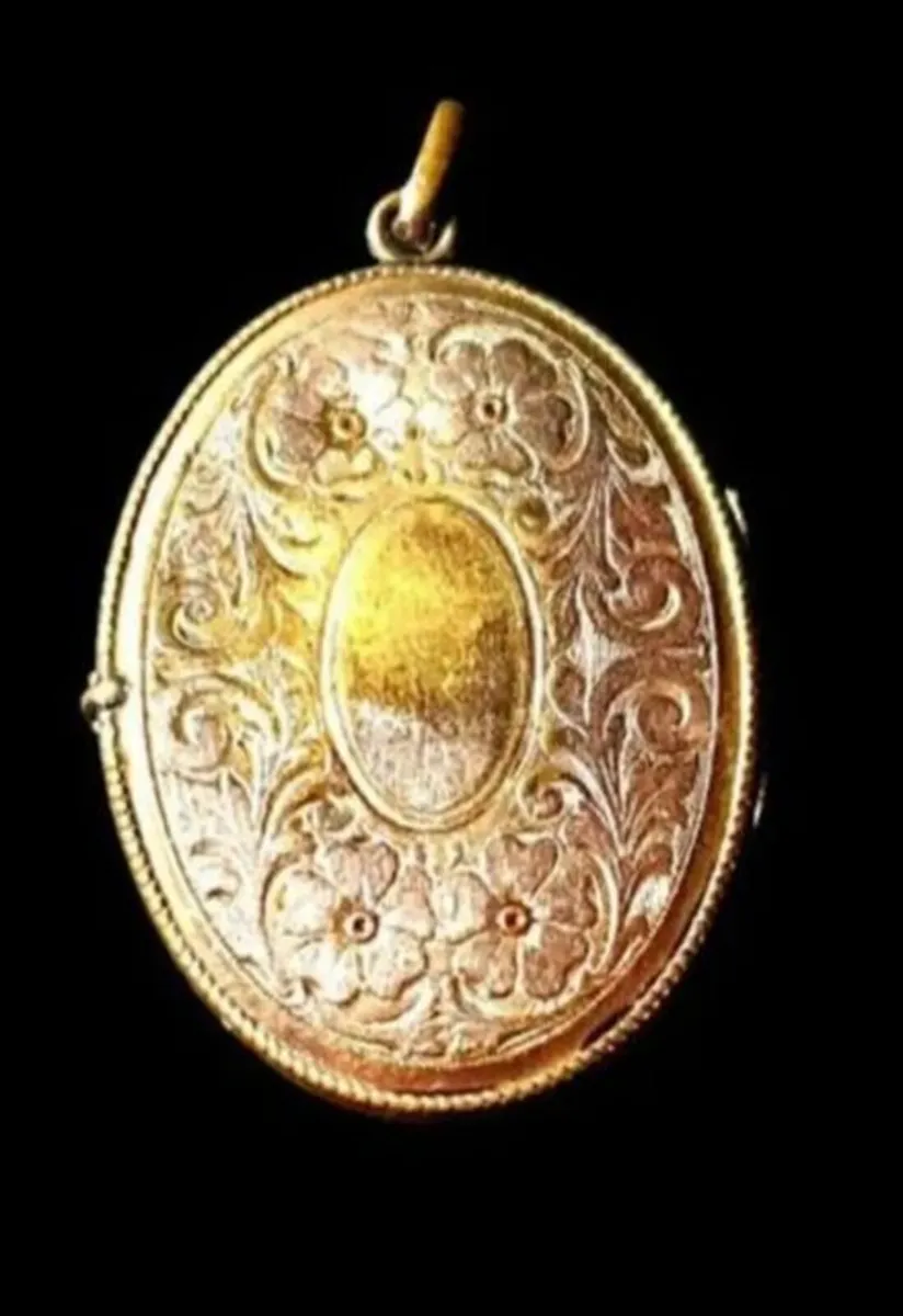 Large Antique Victorian 15ct Gold Engraved Locket - Image 1