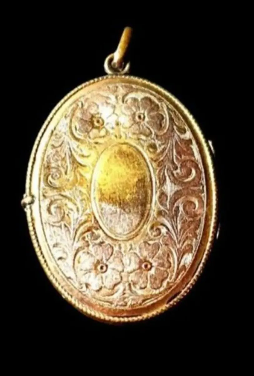 Large Antique Victorian 15ct Gold Engraved Locket - Image 2