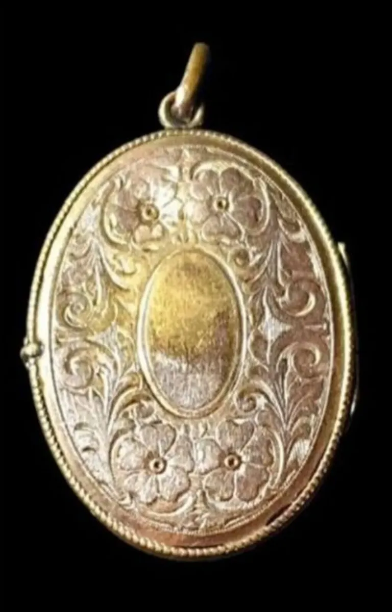 Large Antique Victorian 15ct Gold Engraved Locket - Image 3