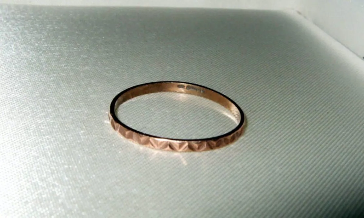 Vintage Hallmarked 9k Rose Gold Unisex Ring - Image 2
