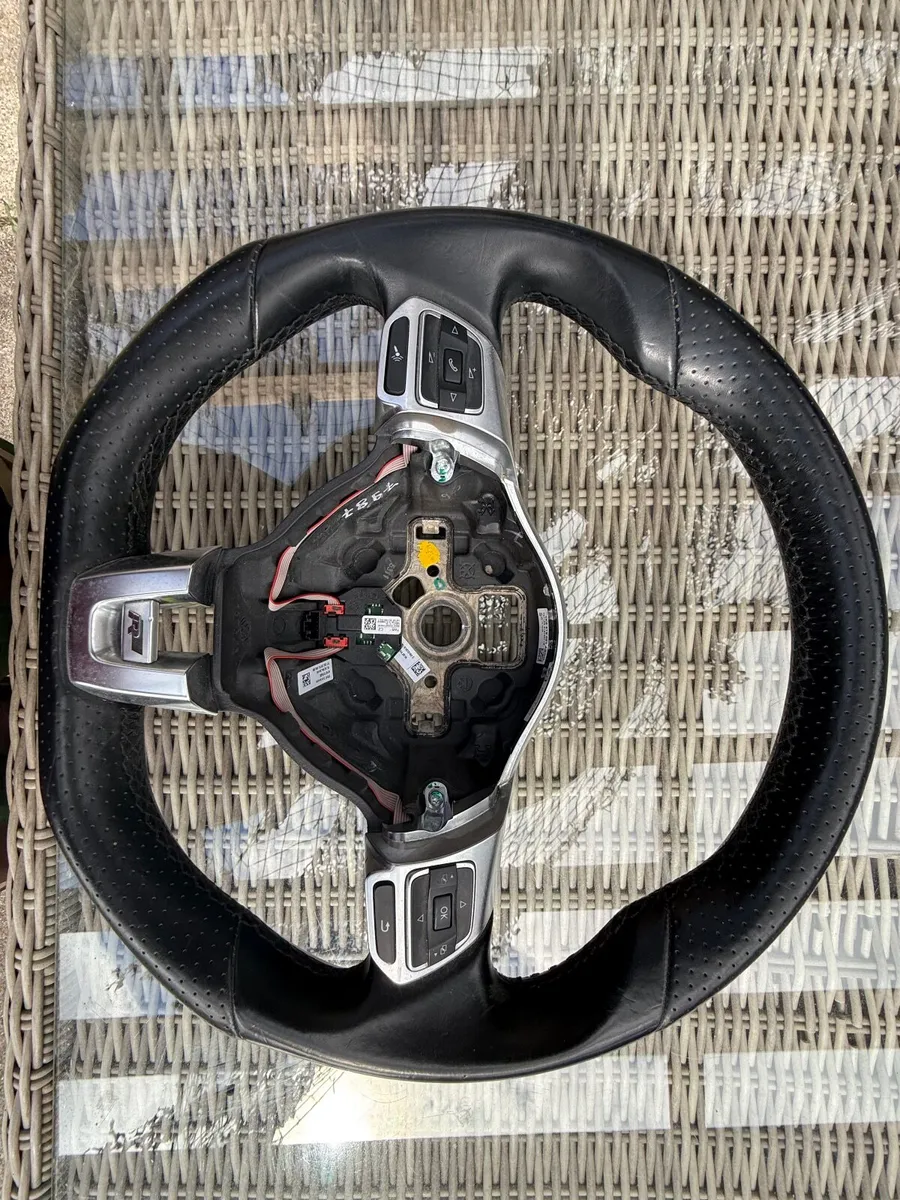 Volkswagen Tiguan R line steering wheel - Image 1