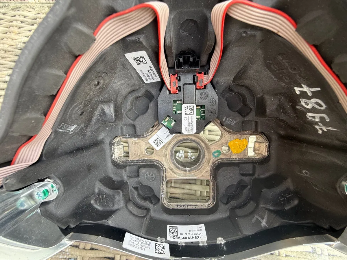 Volkswagen Tiguan R line steering wheel - Image 3