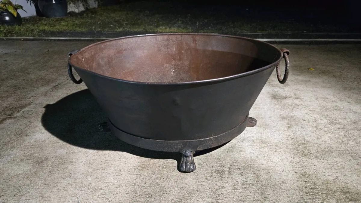 Large oval Bath/Planter - Image 4