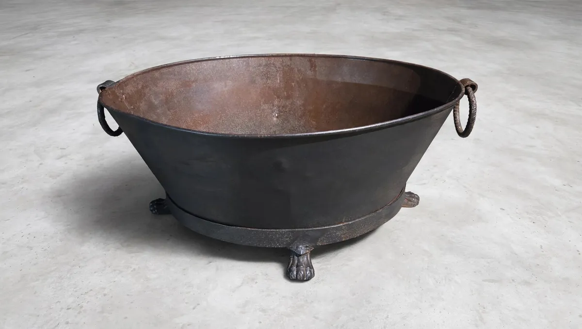 Large oval Bath/Planter - Image 1