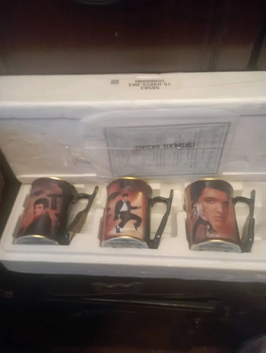 ELVIS PRESLEY GREATEST  HITS  PORCELAIN MUGS - Image 1