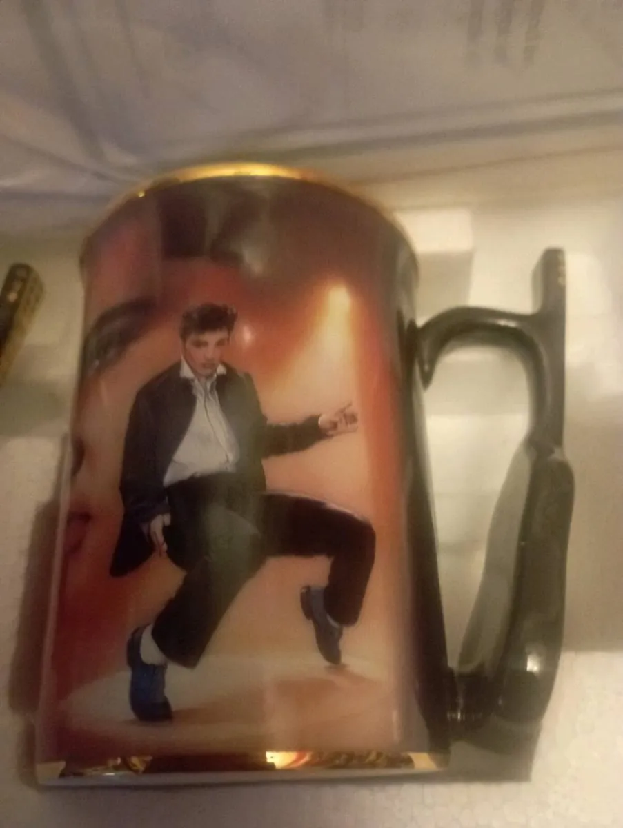 ELVIS PRESLEY GREATEST  HITS  PORCELAIN MUGS - Image 3