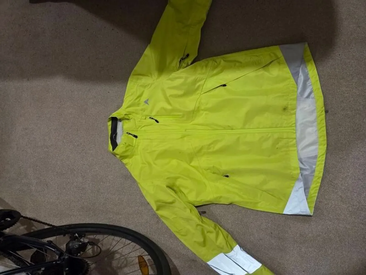 Trek FX 2 Disc Hybrid Size L (2023, Low Use),  Helmet, Pump and Jacket - Image 3