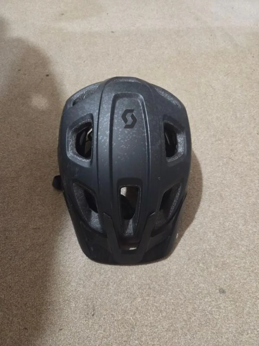 Trek FX 2 Disc Hybrid Size L (2023, Low Use),  Helmet, Pump and Jacket - Image 2