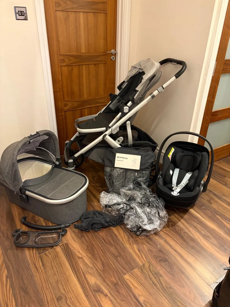 Uppababy Vista V2 travel system - Image 1