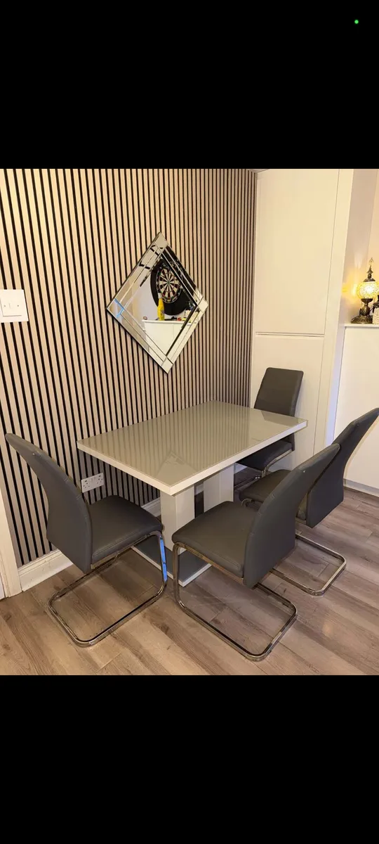 Kichen, table and chairs - Image 1