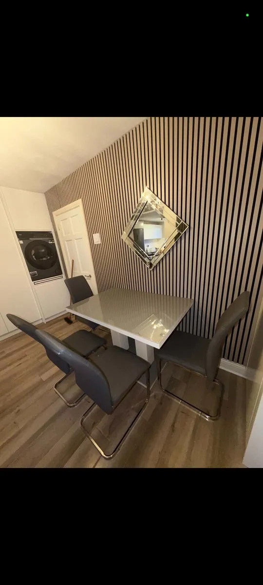 Kichen, table and chairs - Image 2