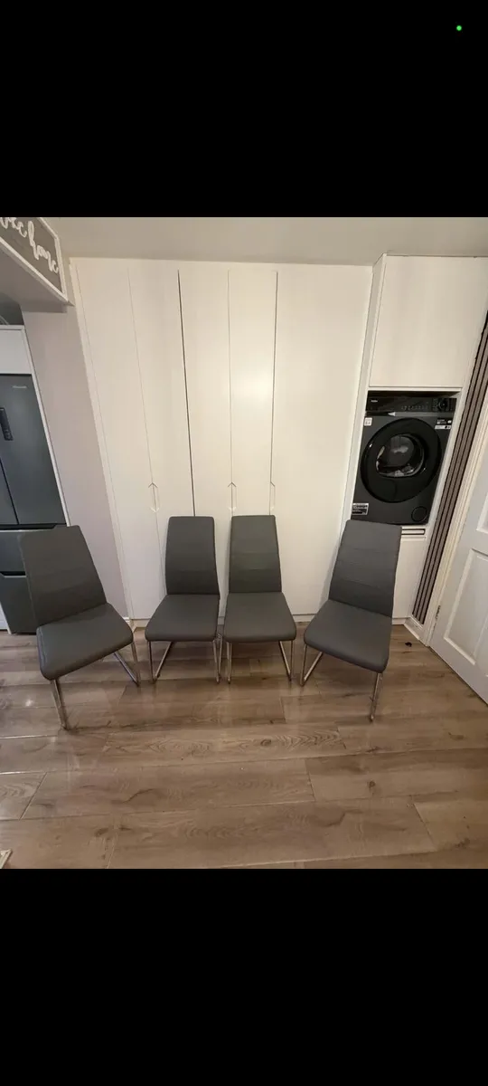 Kichen, table and chairs - Image 3