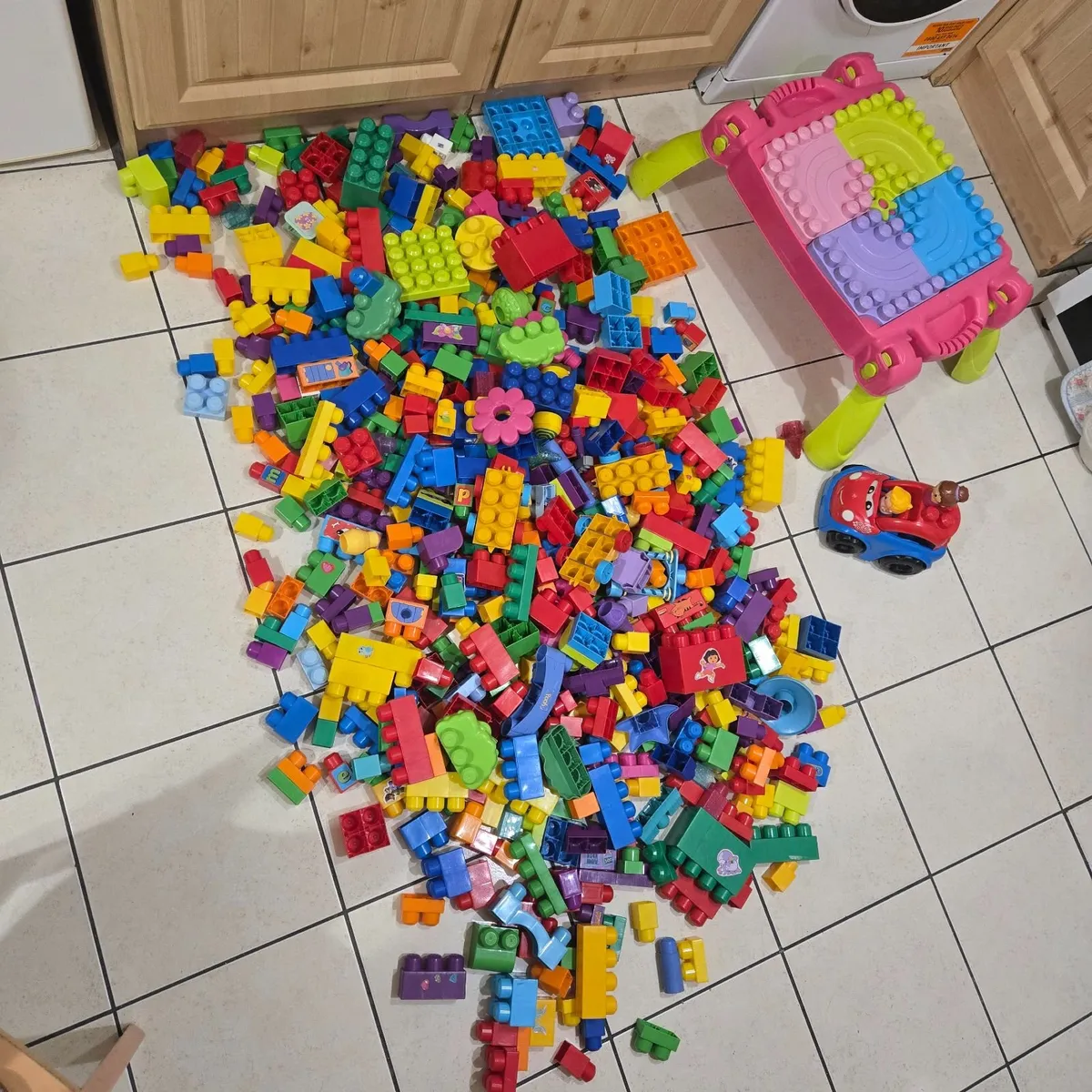 Large box  mega blocks  580 pleases - Image 1