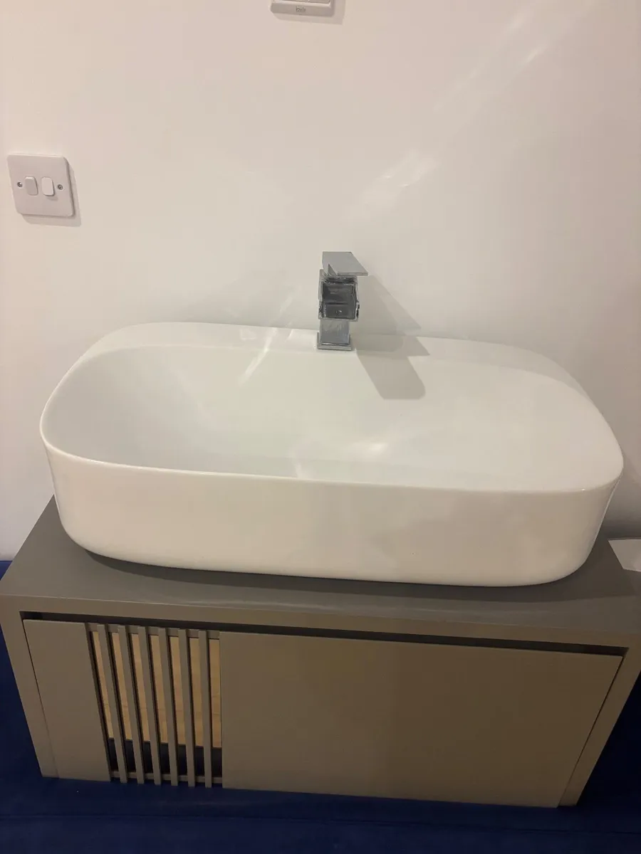 Bathroom vanity sink and tap - brand - porcelanosa - Image 3