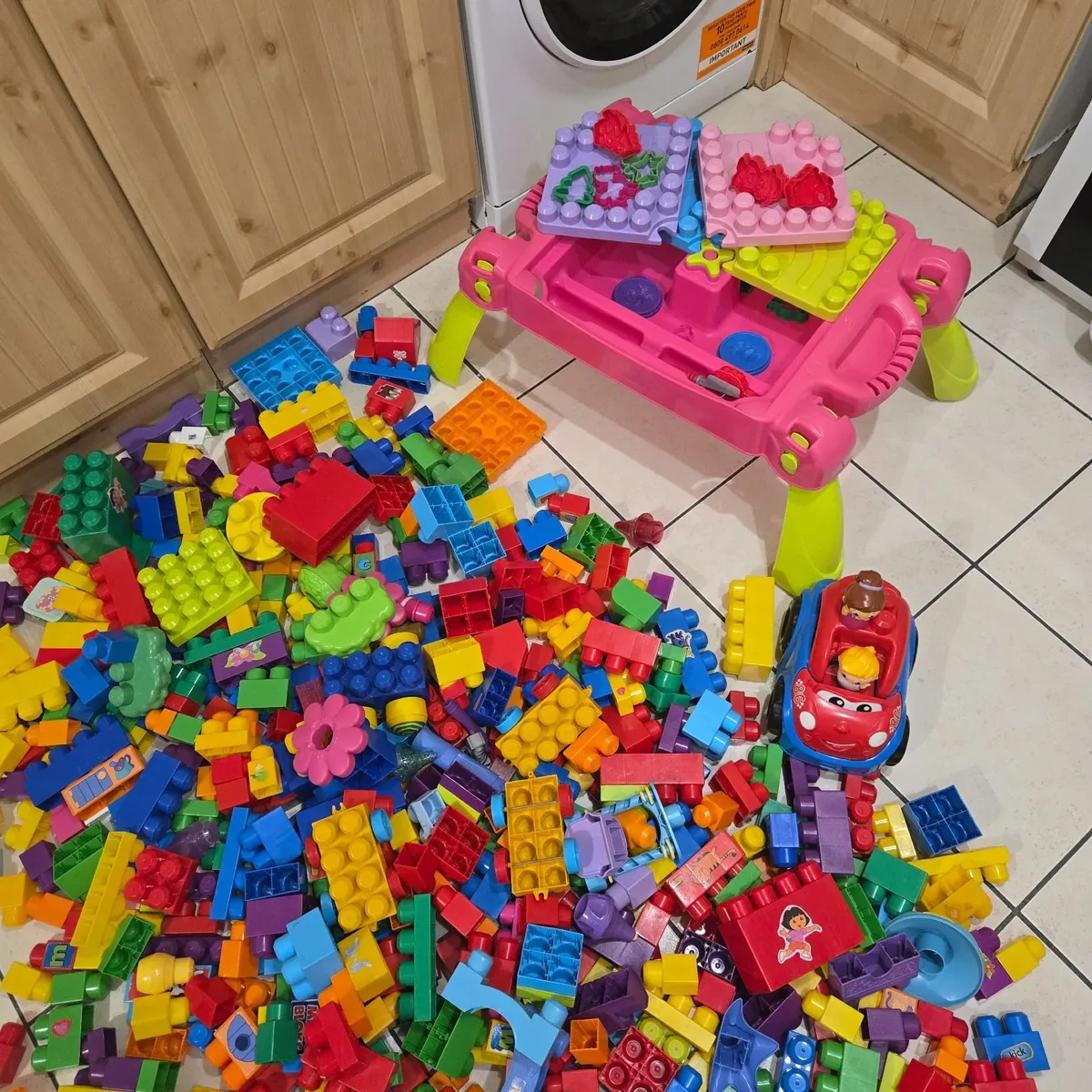 Large box  mega blocks  580 pleases - Image 3
