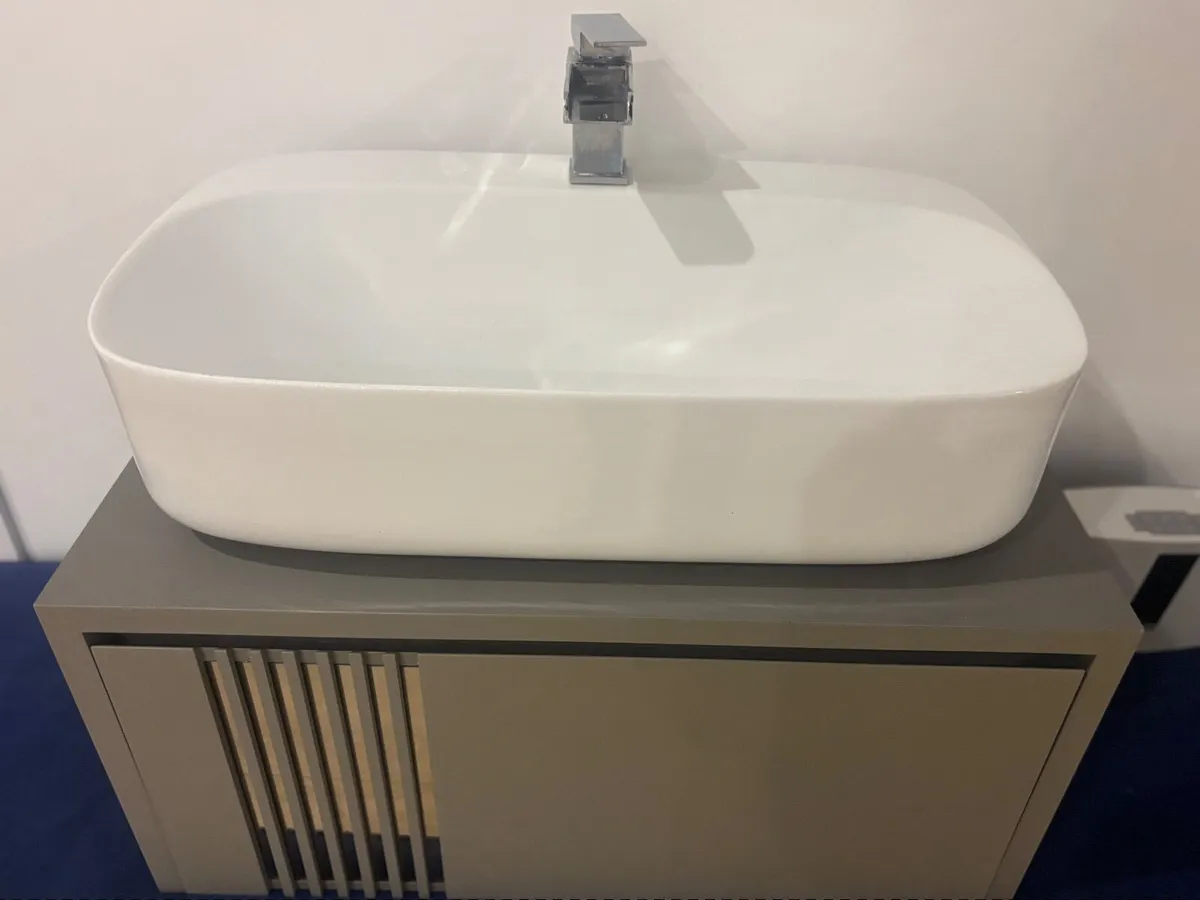 Bathroom vanity sink and tap - brand - porcelanosa - Image 1
