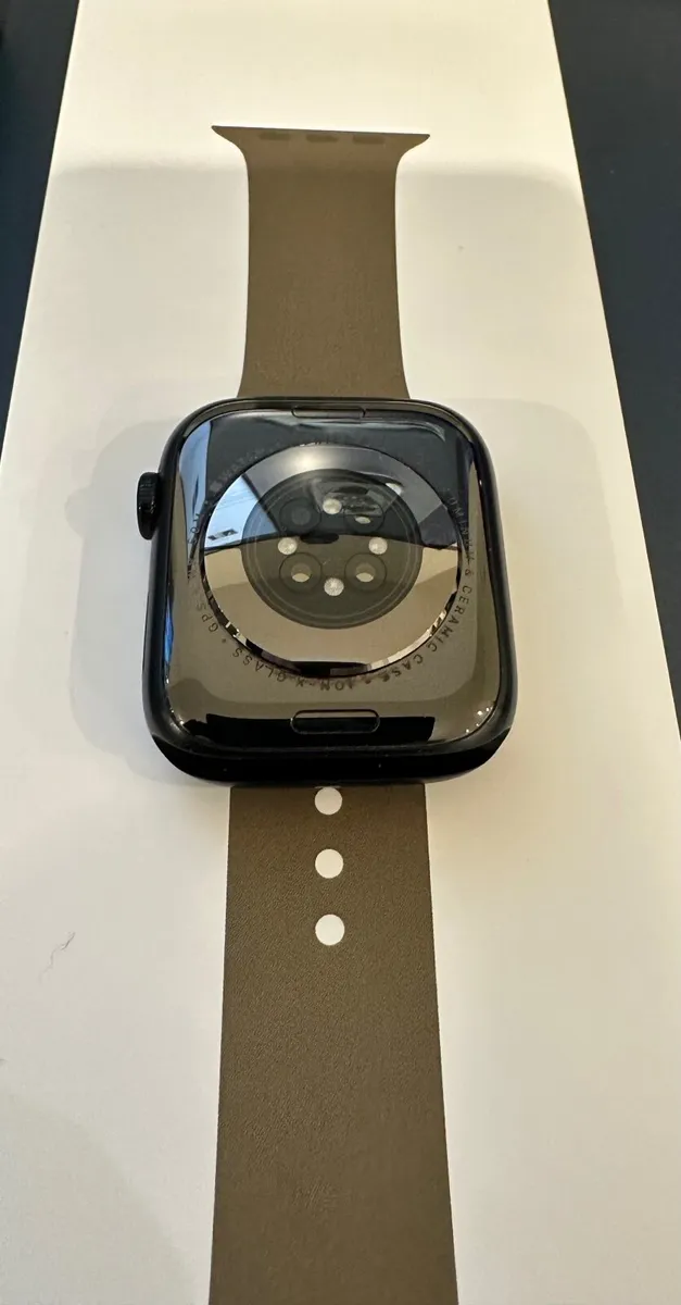 Apple Watch Series 8  45mm Black + 2026 Olive Band - Image 3
