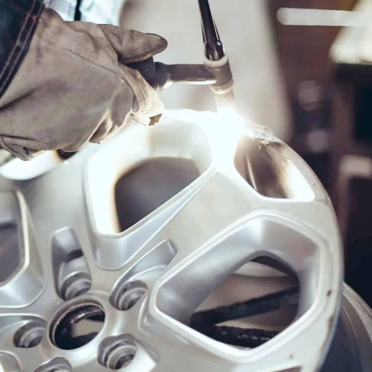 ALLOY WHEEL ,DIAMOND CUTTING ,REFURBISHING - Image 3