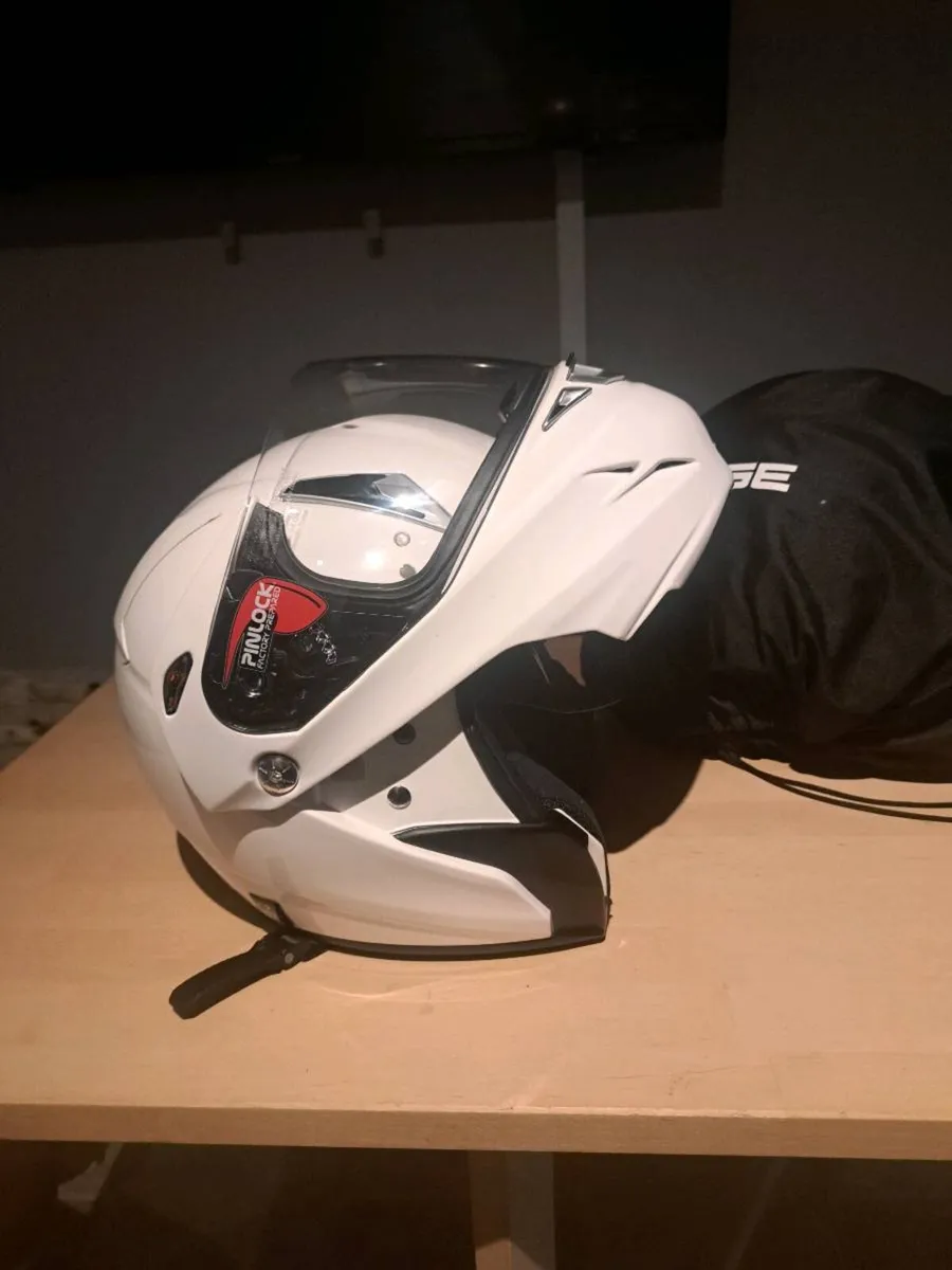 Motorcycle helmet - Image 1