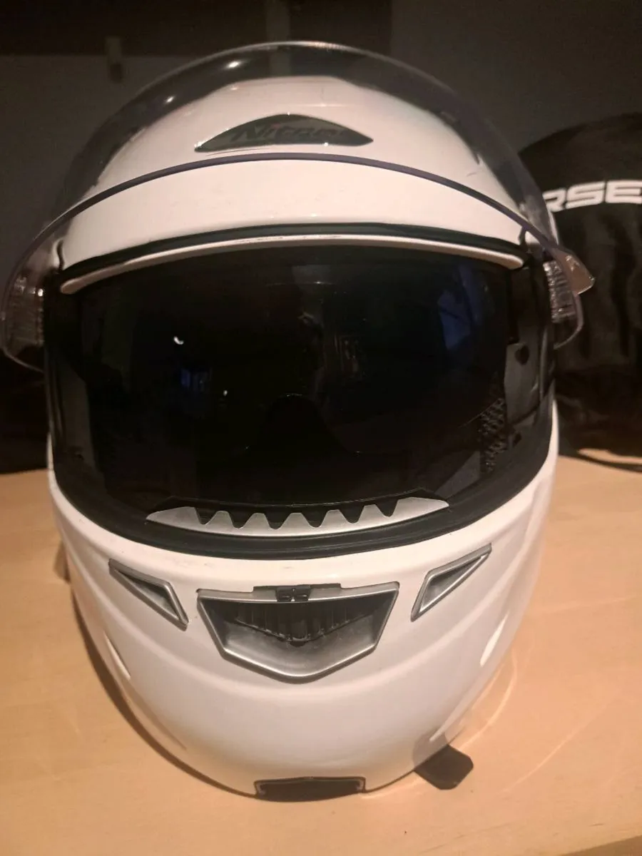 Motorcycle helmet - Image 2