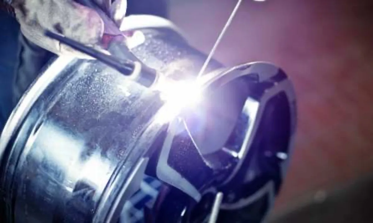 ALLOY WHEEL ,DIAMOND CUTTING ,REFURBISHING - Image 4