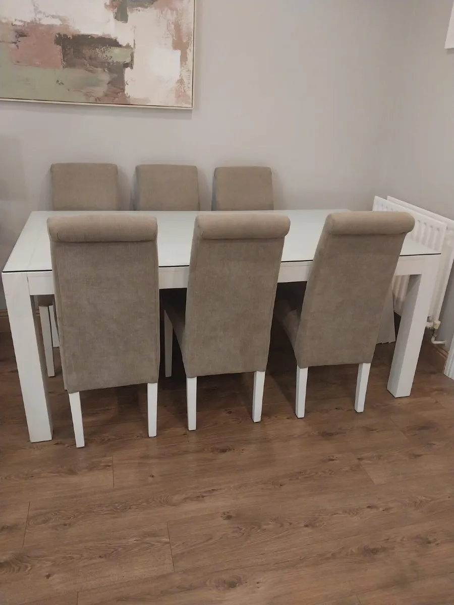 Table & 6 chairs - Image 1