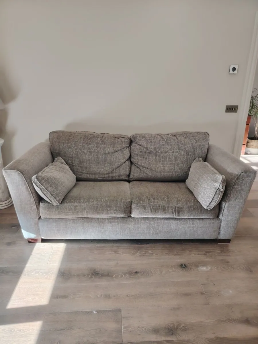 L shaped couch and 3 seater - Image 4
