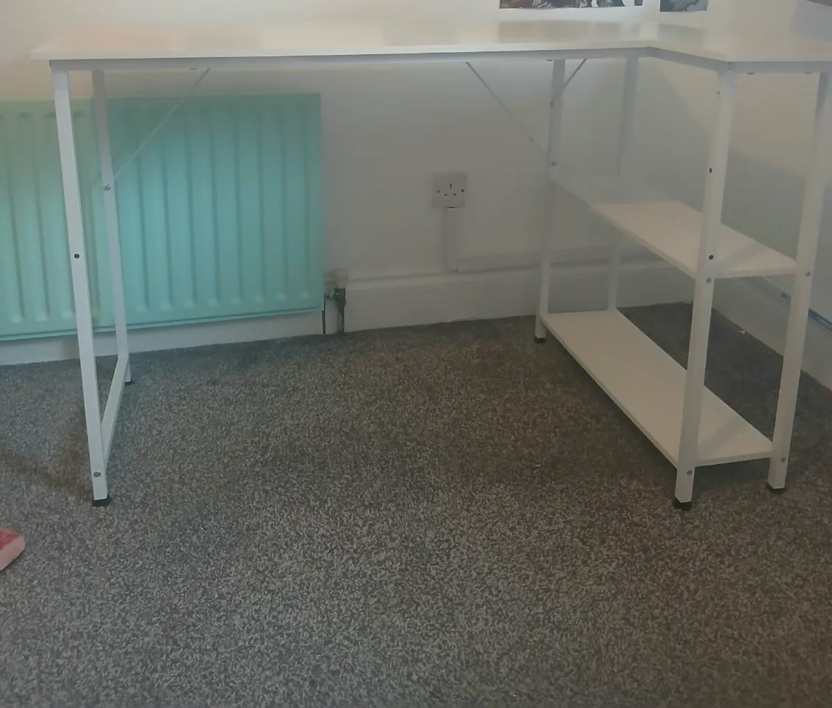 Bedroom study desk. - Image 1