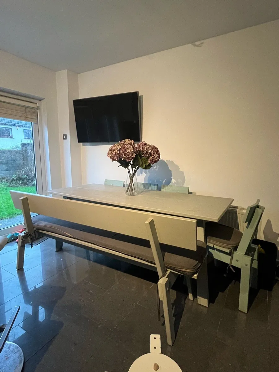 Dinner table - Image 1