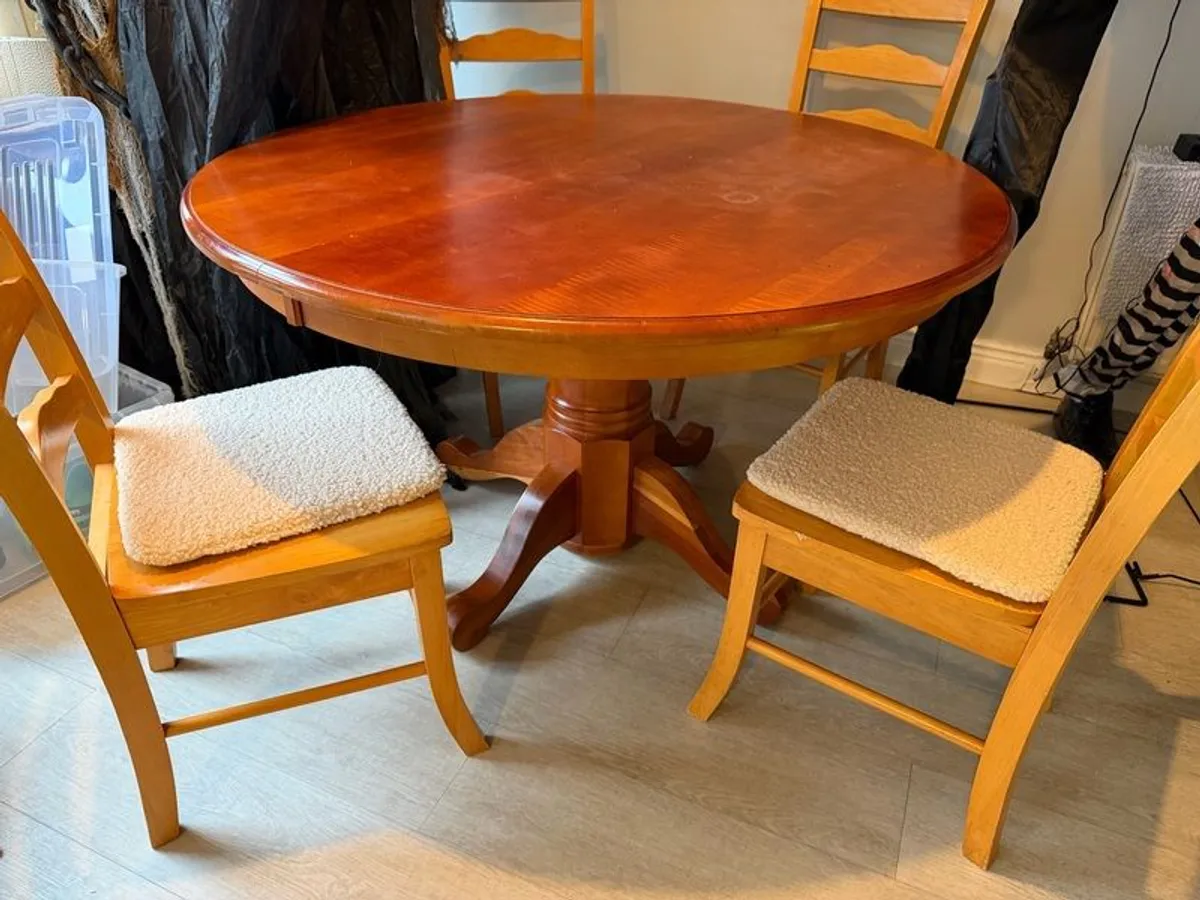 Extendable Table and 4 chairs - Image 1
