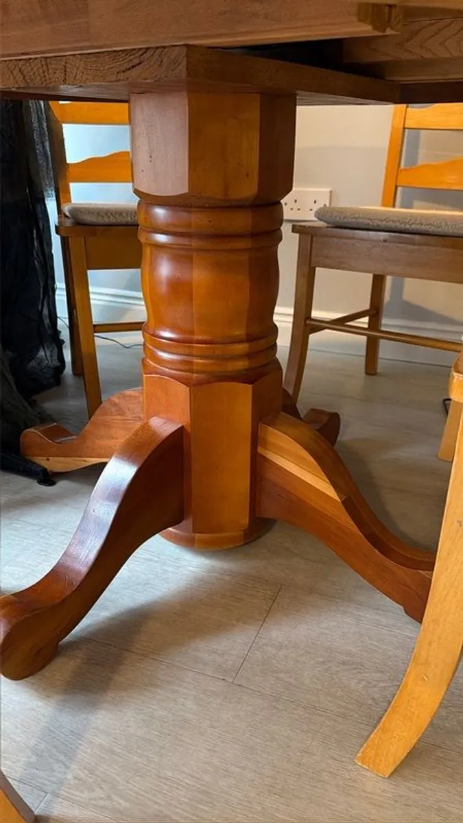 Extendable Table and 4 chairs - Image 2