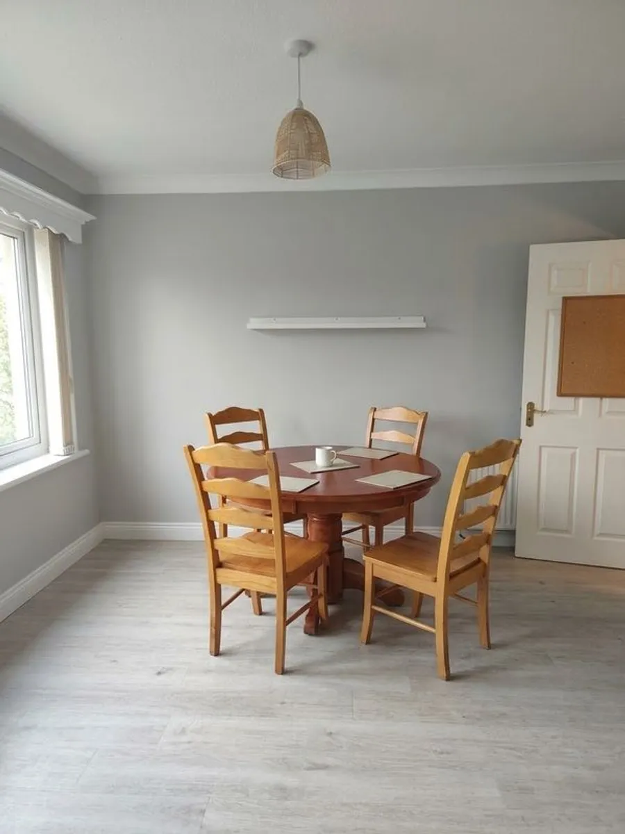 Extendable Table and 4 chairs - Image 3