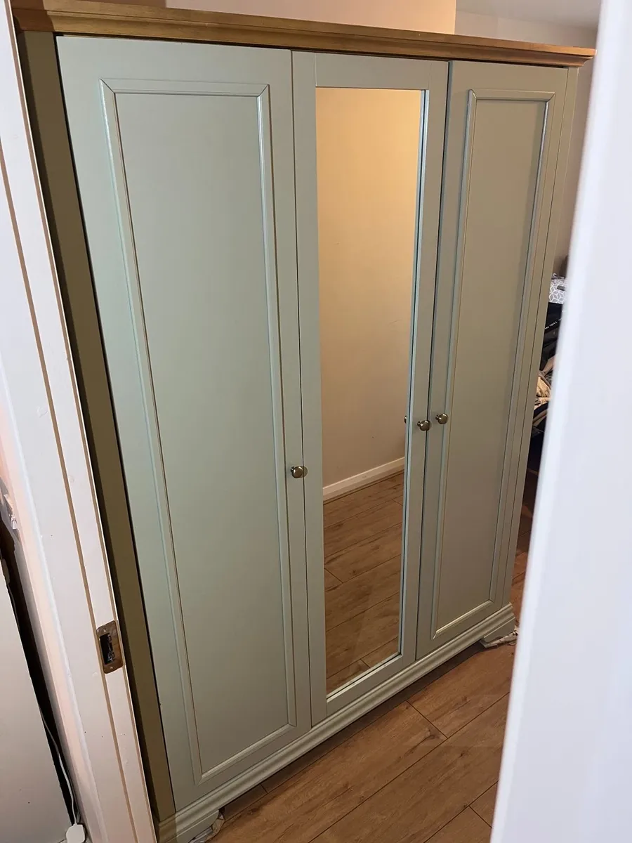 Triple door wardrobe Light green colour €150 - Image 1
