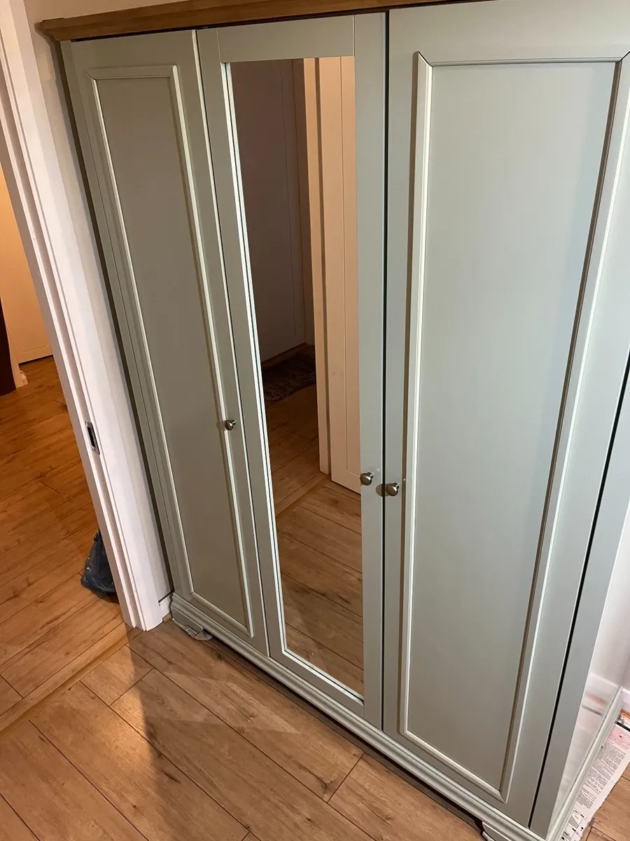 Triple door wardrobe Light green colour €150 - Image 2