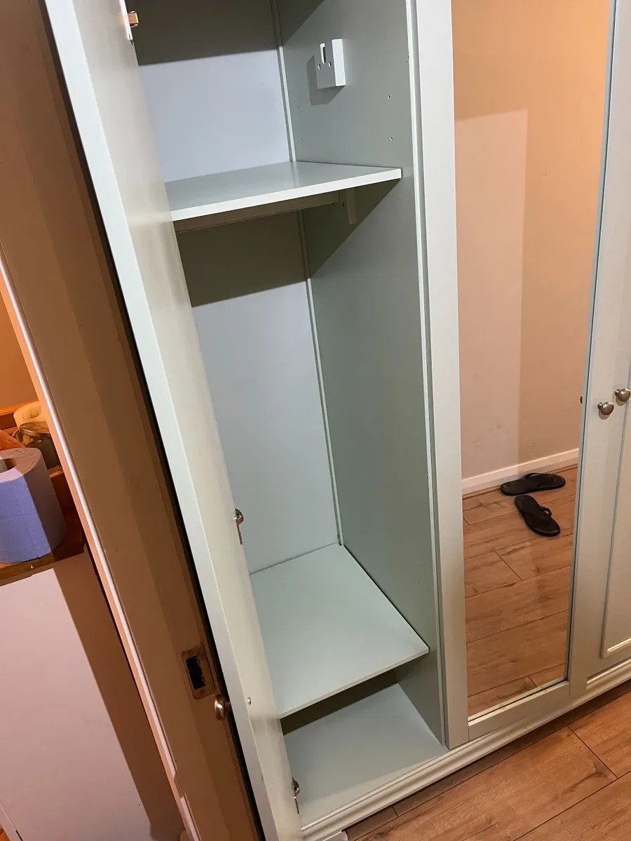 Triple door wardrobe Light green colour €150 - Image 3