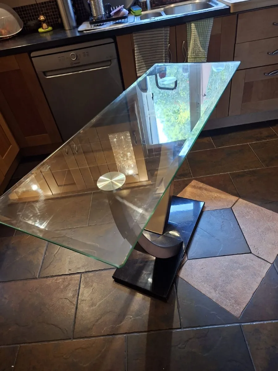Glass table - Image 1