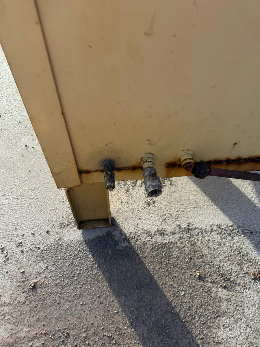 Fuel tank bowser - Image 2