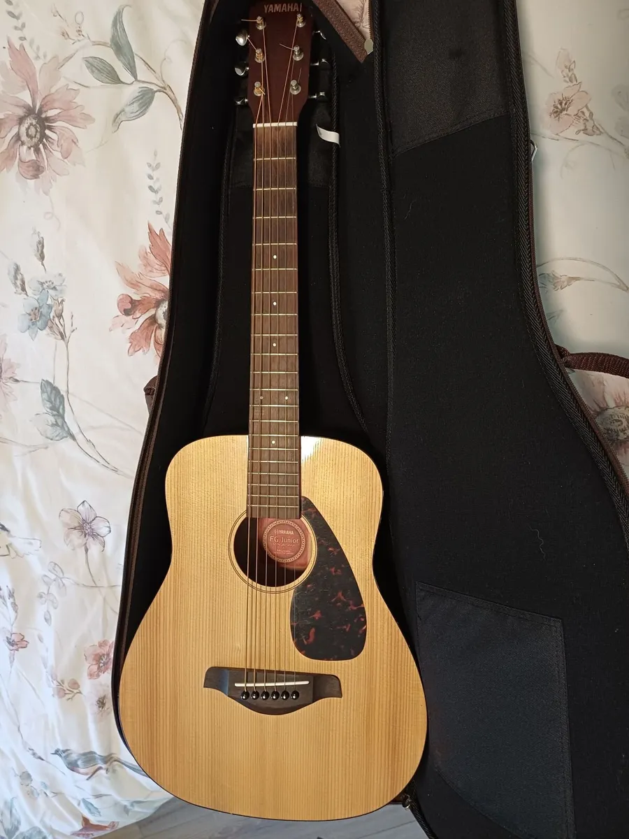 Acoustic Guitar with case - Yamaha jr2 3/4 - Image 1