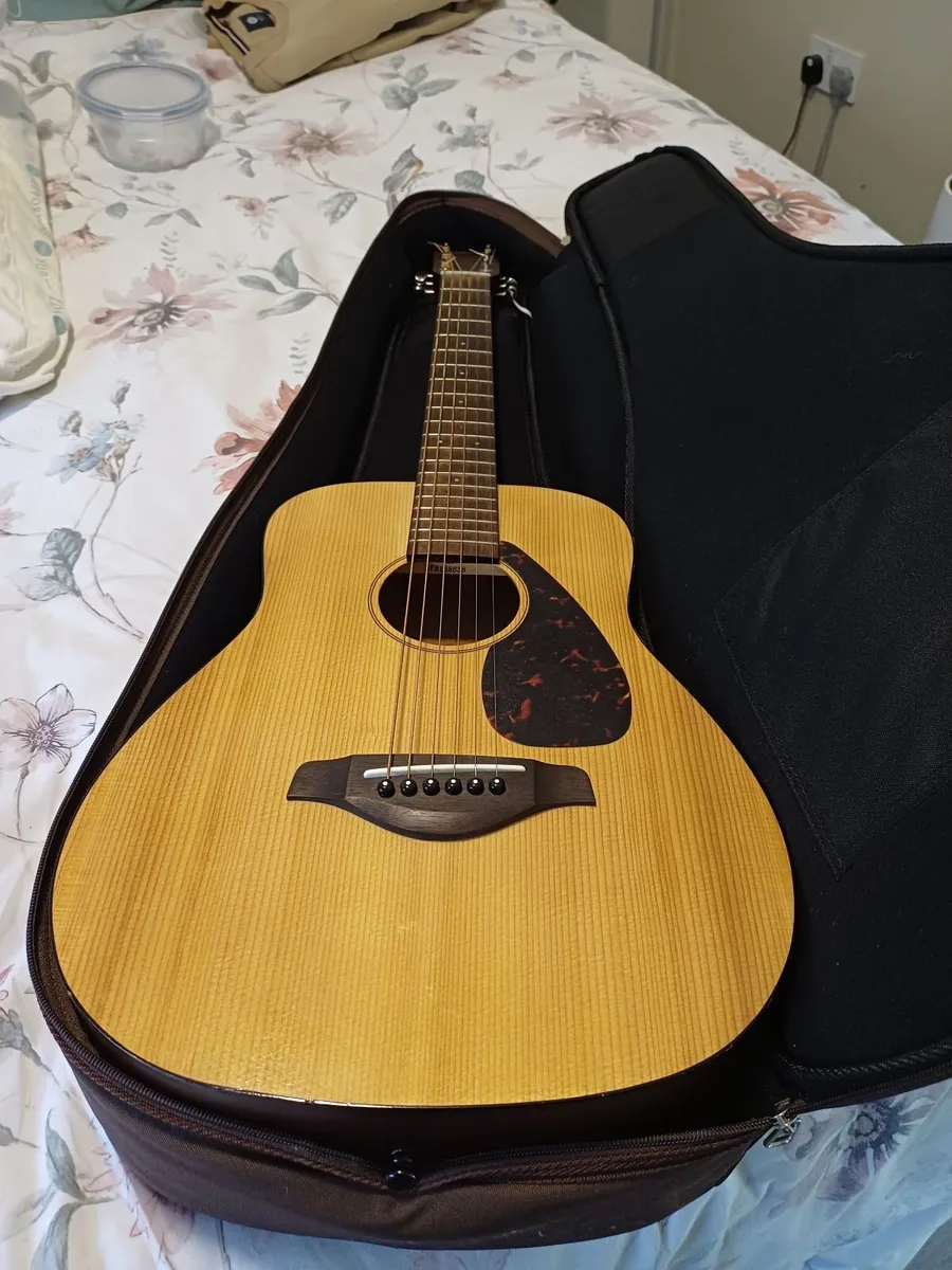 Acoustic Guitar with case - Yamaha jr2 3/4 - Image 4